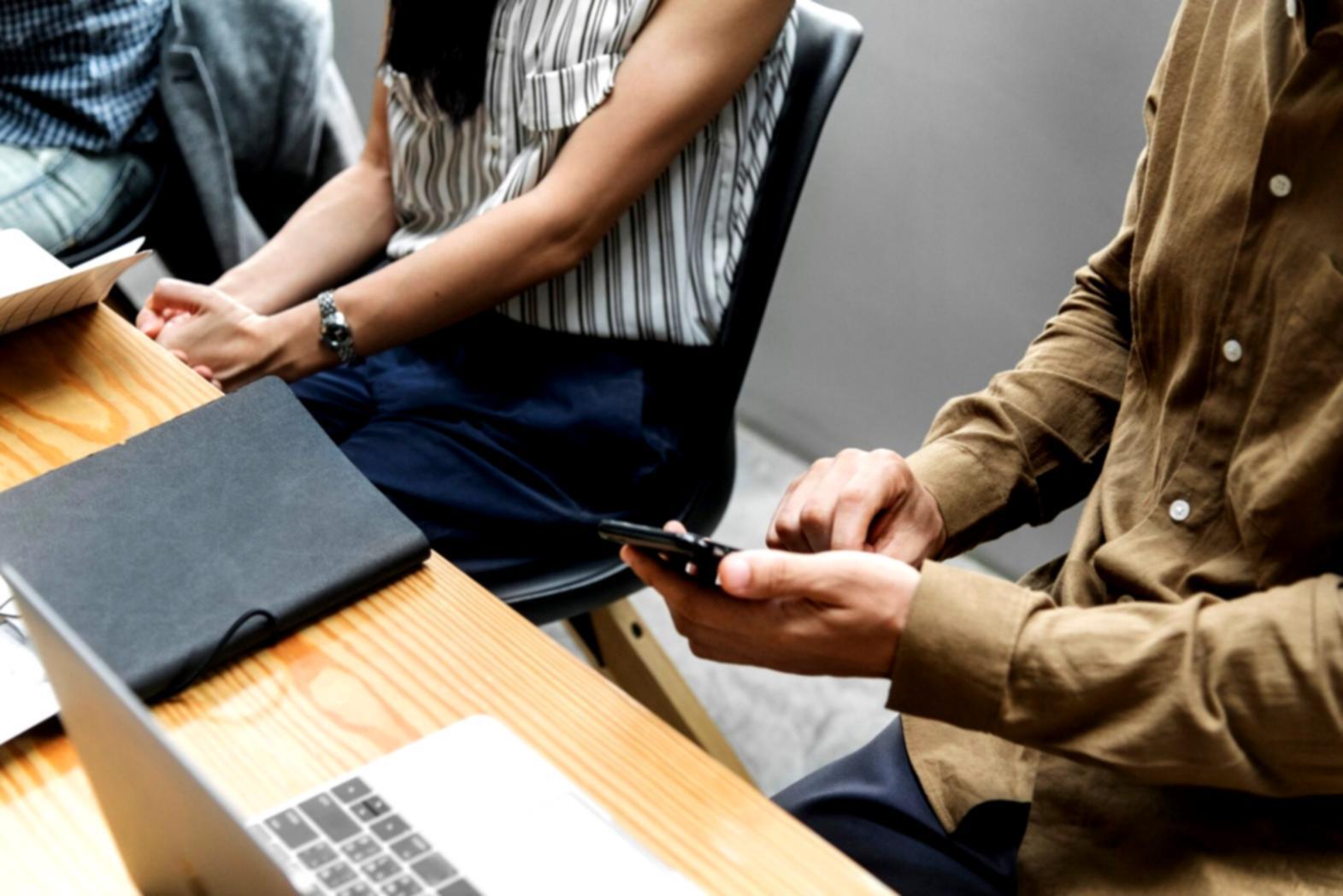 Espacio de trabajo moderno para asesoría financiera personal